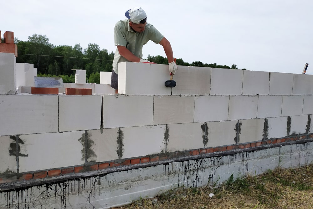 Beton komorkowy – zaprawa klejowa czy tradycyjna